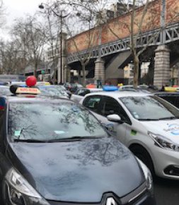 Groupements/syndicats Plus de 4000 auto-écoles ont manifesté à Paris