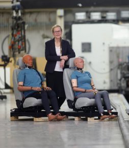 Sécurité routière Crash-test : le premier mannequin conçu sur le modèle d’une femme